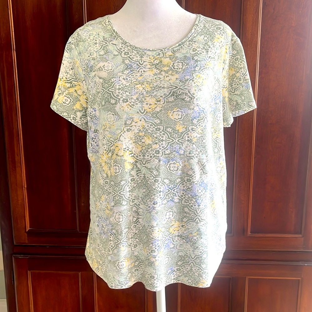 Croft & Barrow Top The Classic Tee 100% Cotton in Green, Lilac & Yellow Abstract
